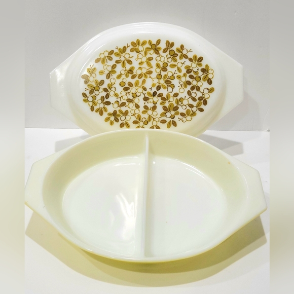 Vintage Pyrex serving divided dish with lid - Picture 3 of 9